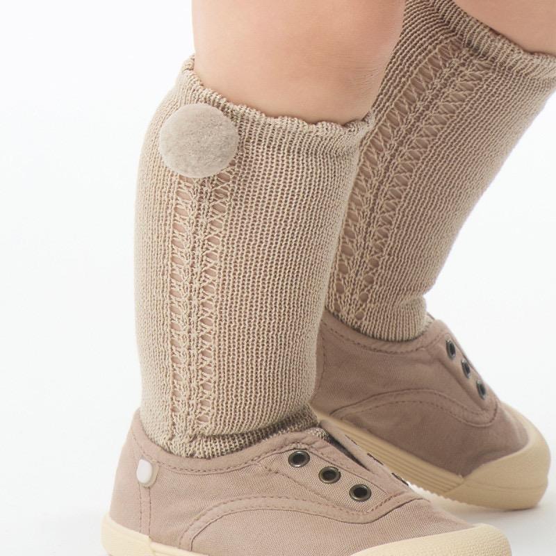  Calcetines altos perlé calado con pompon lateral QUINOA