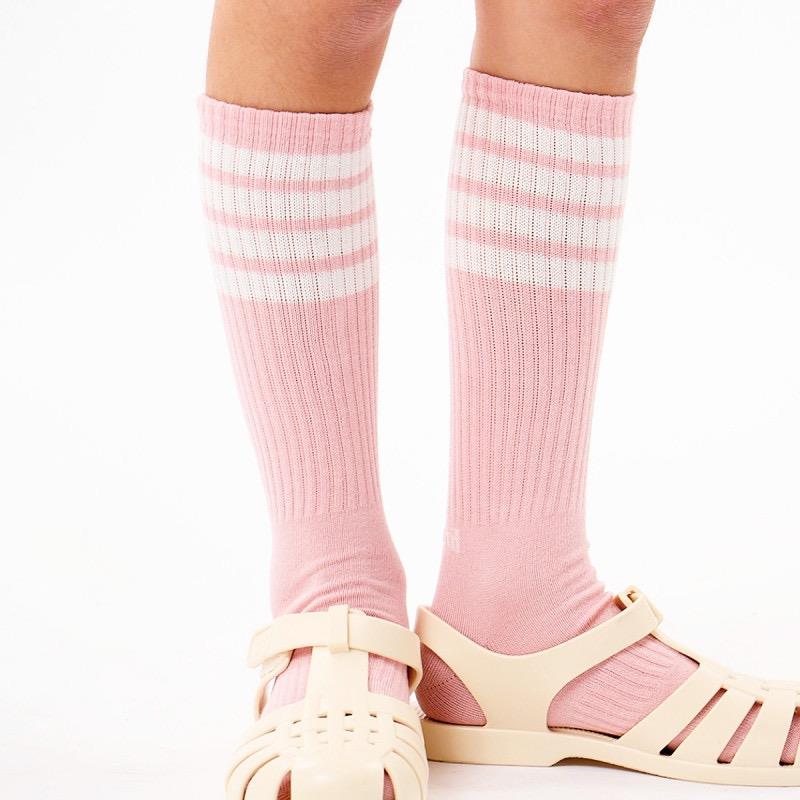Calcetines altos deportivos de canalé con rayas horizontales a contraste. 